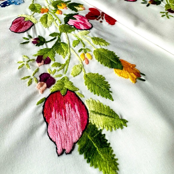 ✨Beautiful Hand embroidered pillow cases✨ (Set of 2) - Picture 2 of 4
